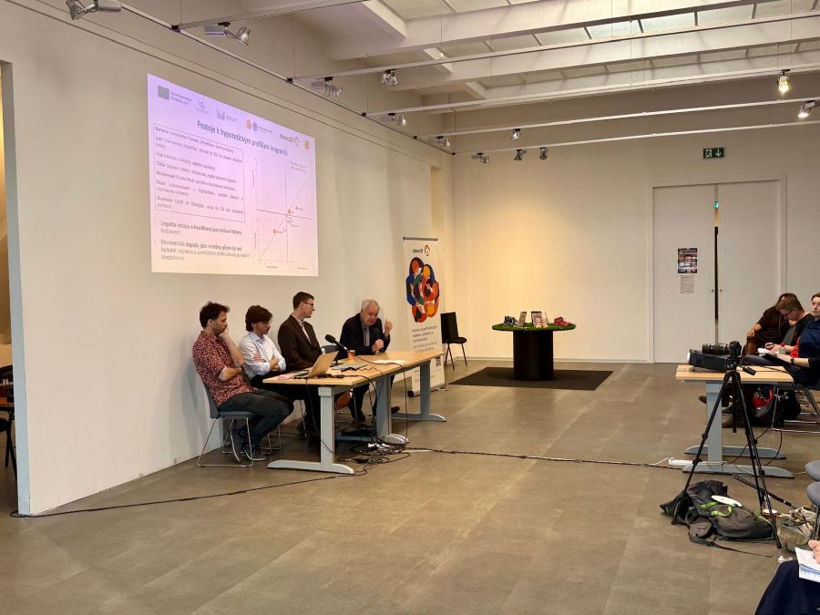 Postoje k migrantům v Česku: nový výzkum odhaluje rozdíl mezi představami o migrantech a konkrétními zkušenostmi